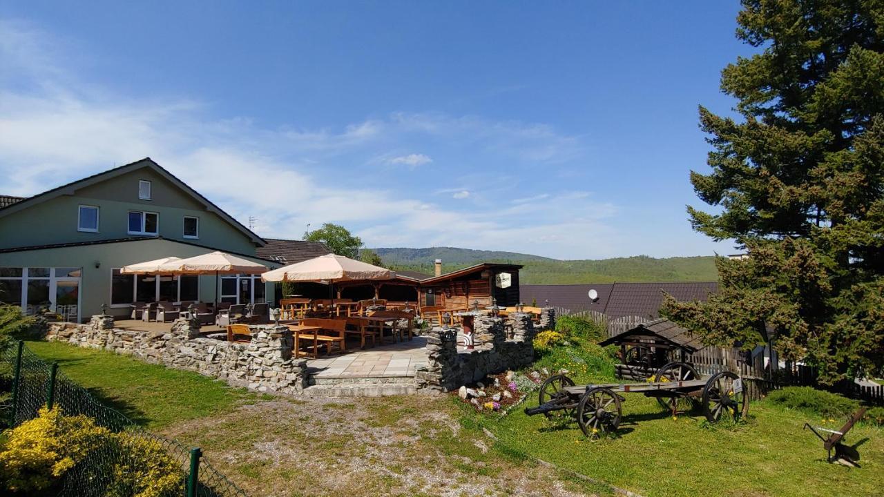 Pod Hradom Restaurant&Pension Topoľčany Exterior foto