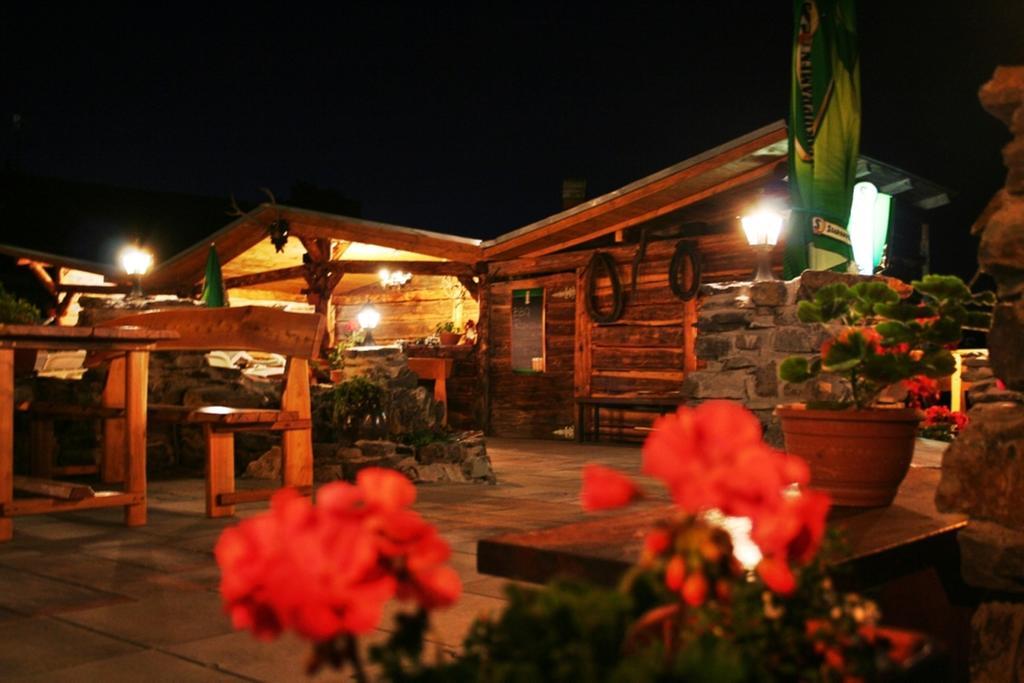Pod Hradom Restaurant&Pension Topoľčany Exterior foto