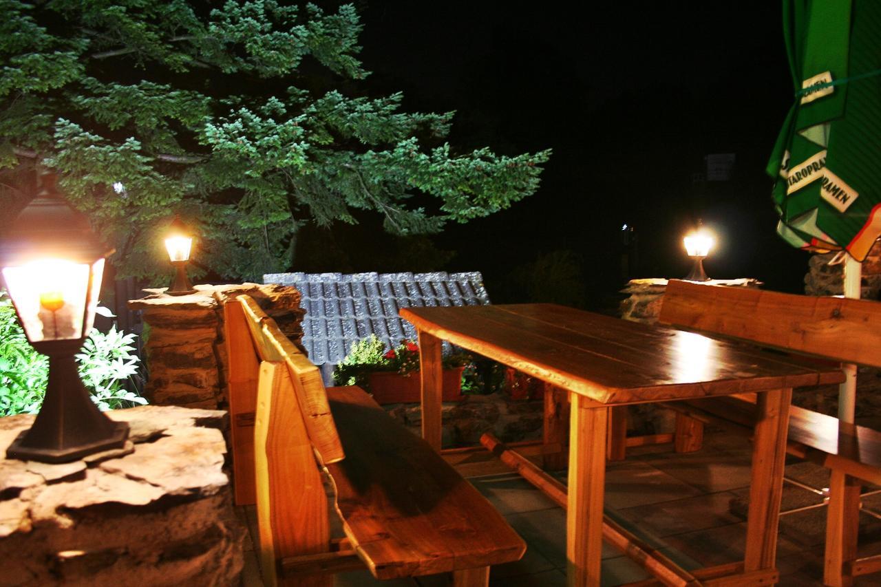 Pod Hradom Restaurant&Pension Topoľčany Exterior foto